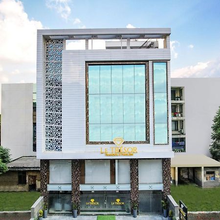 Le Tresor Hotel Ню Делхи Екстериор снимка